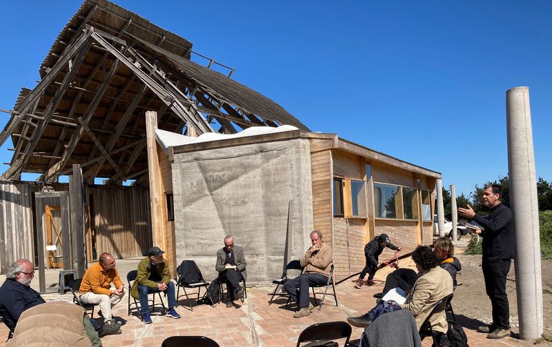 Archivo:Reunión CCA Pórtico de los Huéspedes.jpg